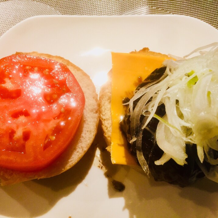 厚切りトマトのハンバーガー